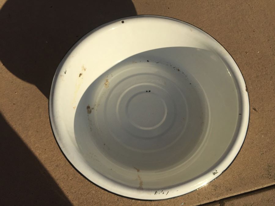 White Enamel Bowl Tub [Photo 3]