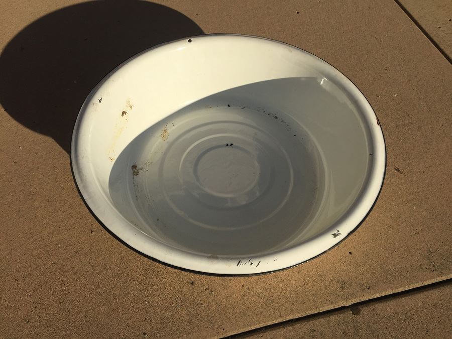 White Enamel Bowl Tub [Photo 1]
