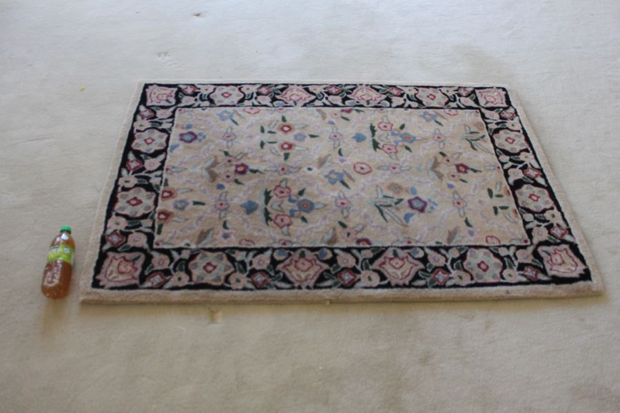 Hand Carved 100% Wool Pile 3' x 4' 6' Area Rug [Photo 1]