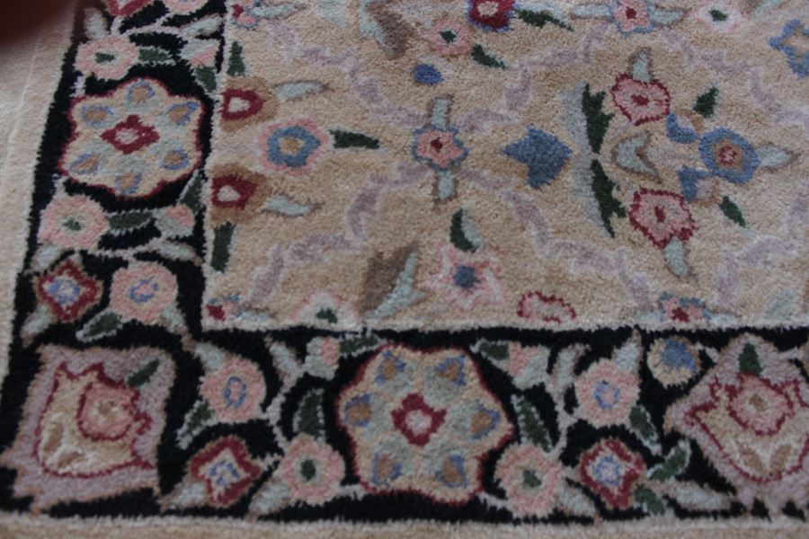 Hand Carved 100% Wool Pile 3' x 4' 6' Area Rug [Photo 2]