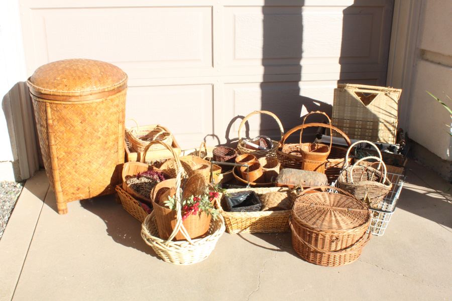HUGE Basket Lot [Photo 3]