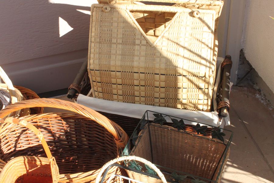 HUGE Basket Lot [Photo 7]