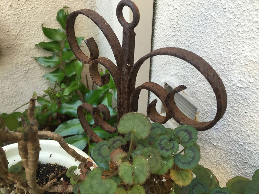 Metal Planter Pot Stand With Potted Plant [Photo 3]