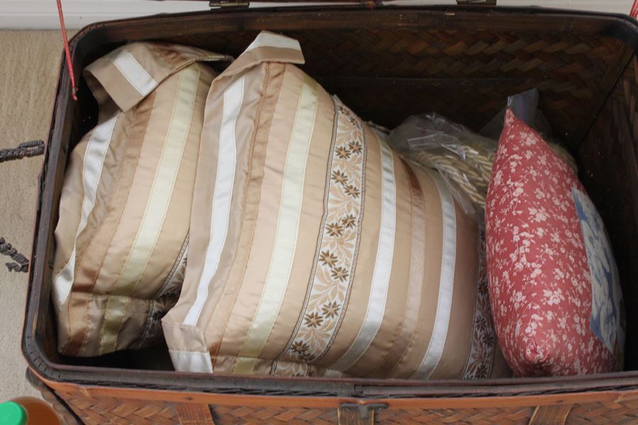 Woven Trunk With Pillows [Photo 4]
