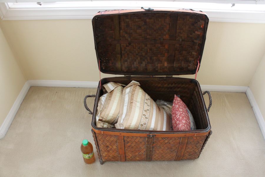 Woven Trunk With Pillows [Photo 5]