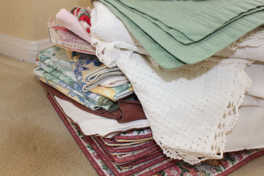 Tablecloth And Mat Lot [Photo 3]