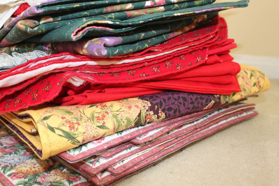 Tablecloth And Mat Lot [Photo 2]