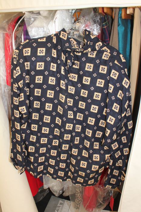 Portable Clothing Rack And Clothes Lot [Photo 5]