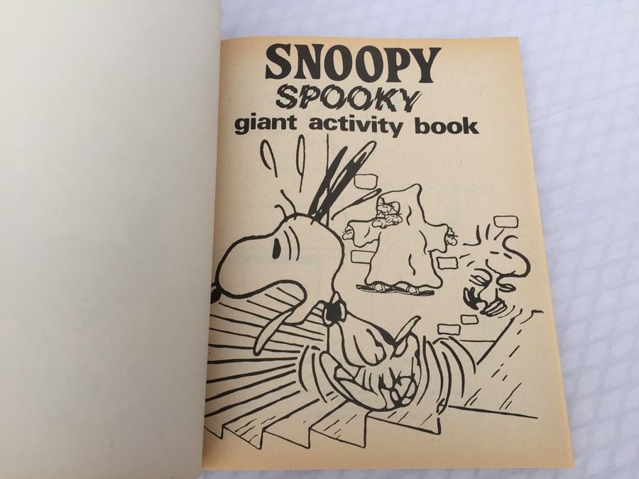 SNOOPY Spooky Activity Book [Photo 2]