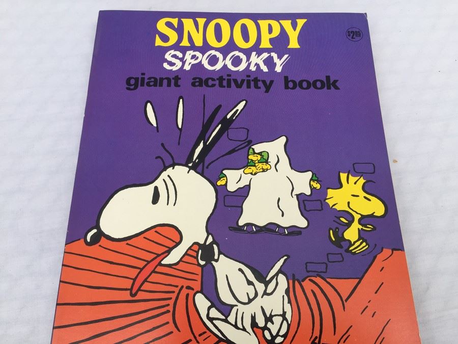 SNOOPY Spooky Activity Book [Photo 4]