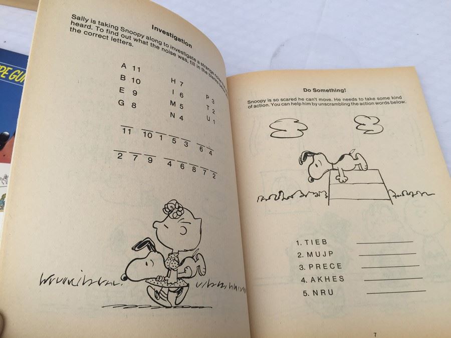 SNOOPY Spooky Activity Book [Photo 5]