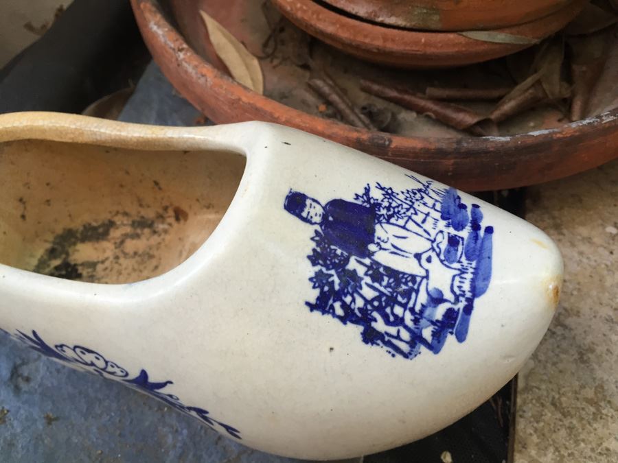 Huge Pot Lot With Gardening Table [Photo 12]