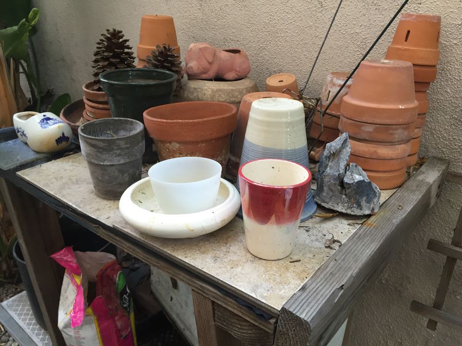 Huge Pot Lot With Gardening Table [Photo 5]