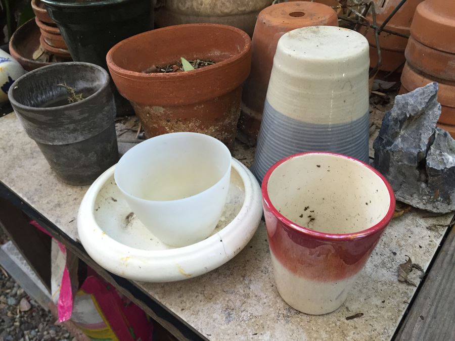Huge Pot Lot With Gardening Table [Photo 6]