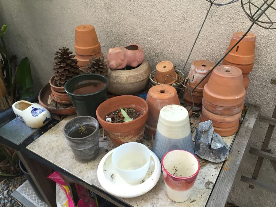 Huge Pot Lot With Gardening Table [Photo 4]