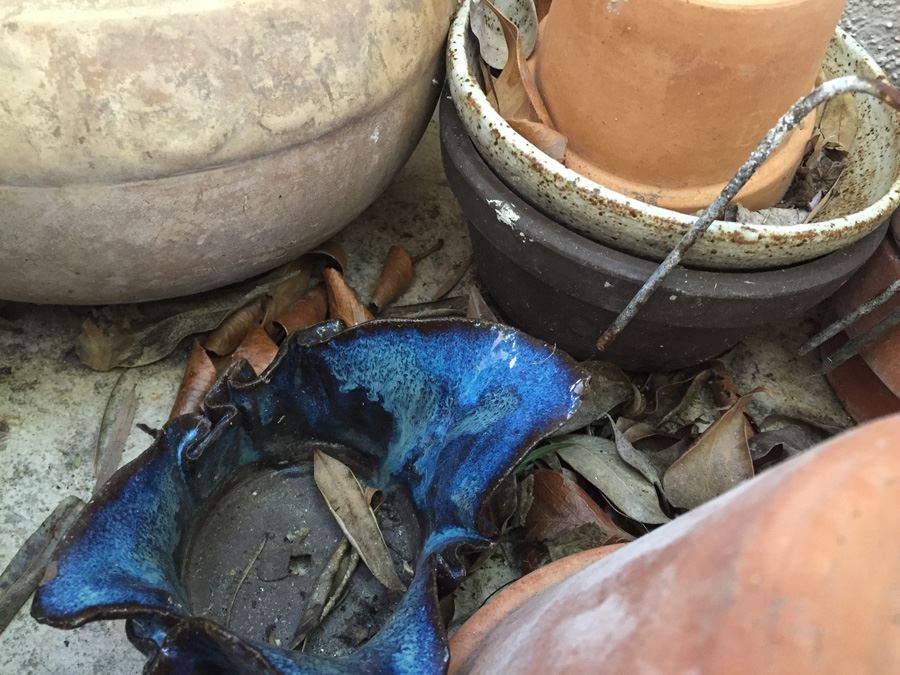 Huge Pot Lot With Gardening Table [Photo 3]