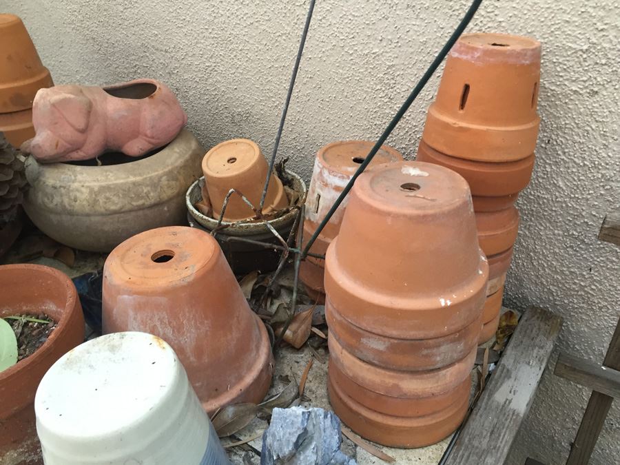 Huge Pot Lot With Gardening Table [Photo 7]