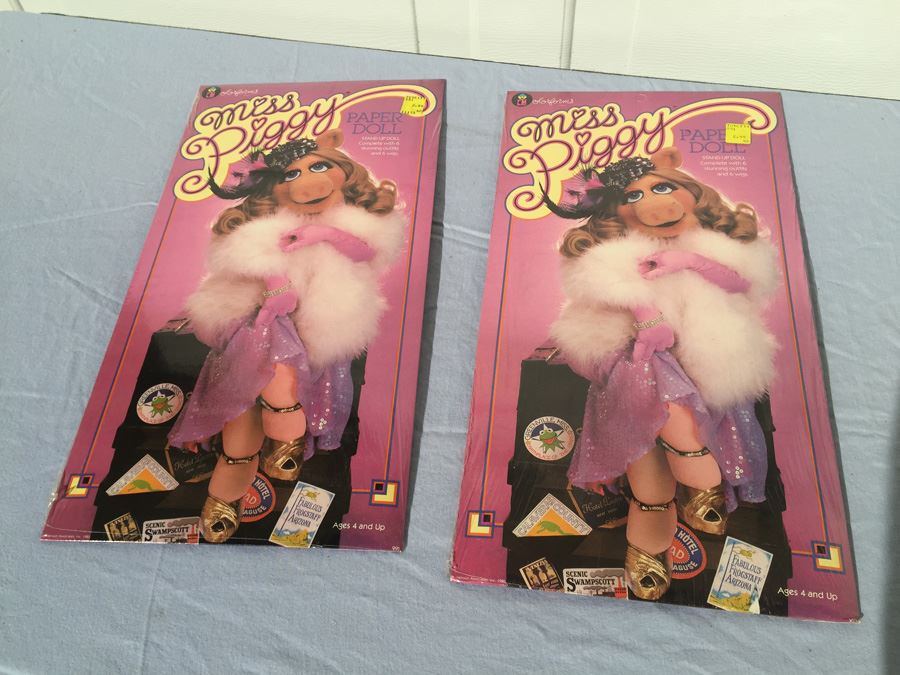Pair Of Miss Piggy Paper Dolls Colorforms [Photo 1]