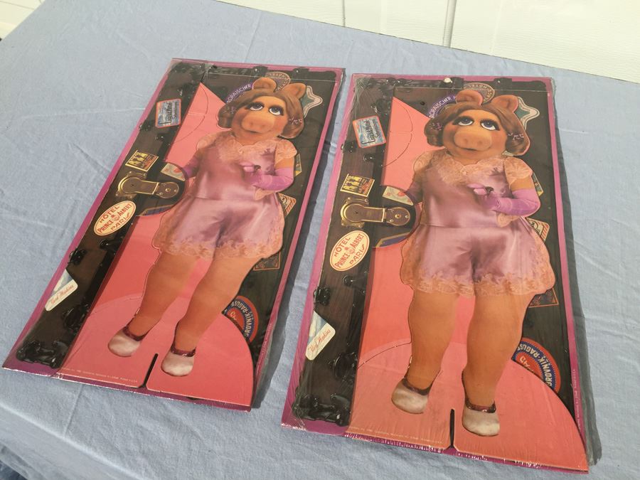 Pair Of Miss Piggy Paper Dolls Colorforms [Photo 3]
