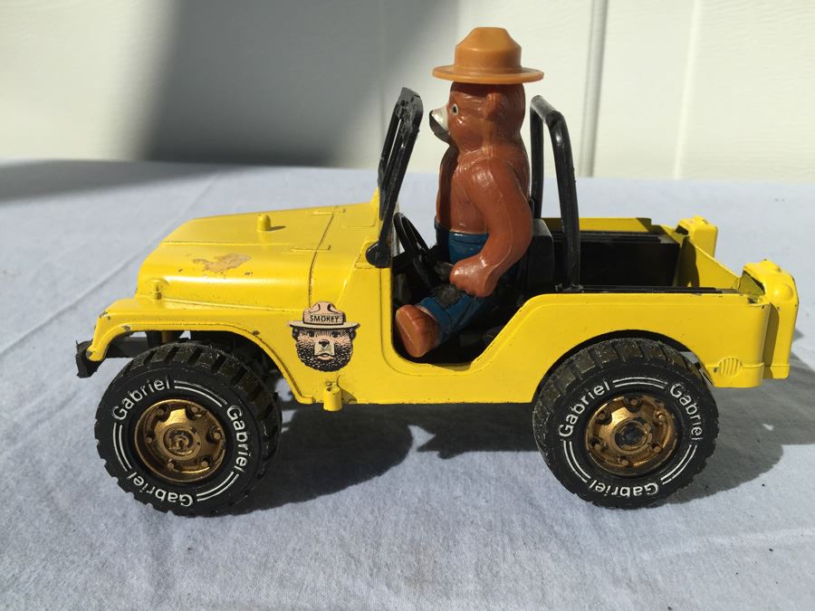 Vintage Hubley Smokey The Bear Yellow Jeep 1710 [Photo 1]