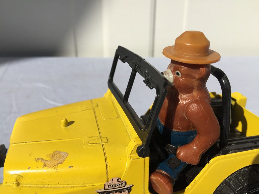 Vintage Hubley Smokey The Bear Yellow Jeep 1710 [Photo 3]