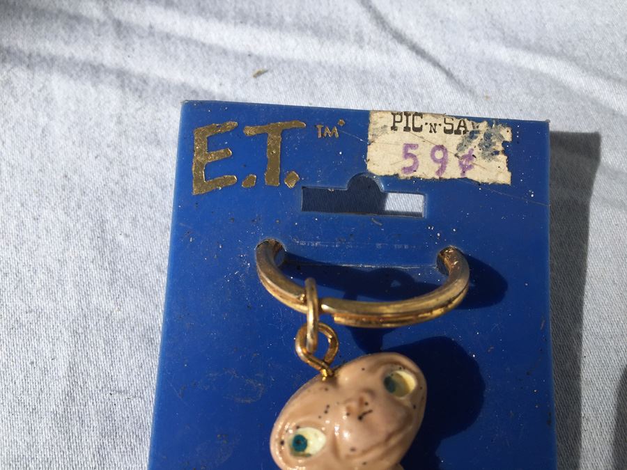 Vintage E.T. Keychain On Card [Photo 3]