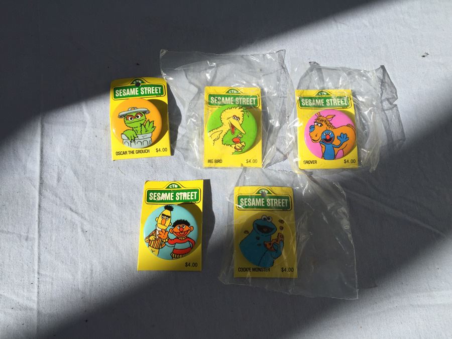 Vintage Sesame Street Buttons New On Card Oscar The Grouch Big Bird Grover Cookie Monster Bert Ernie