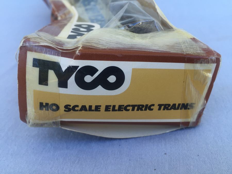 TYCO Golden Eagle HO Scale Electric Train Set In Original Packaging But Packaging Is Damaged [Photo 6]
