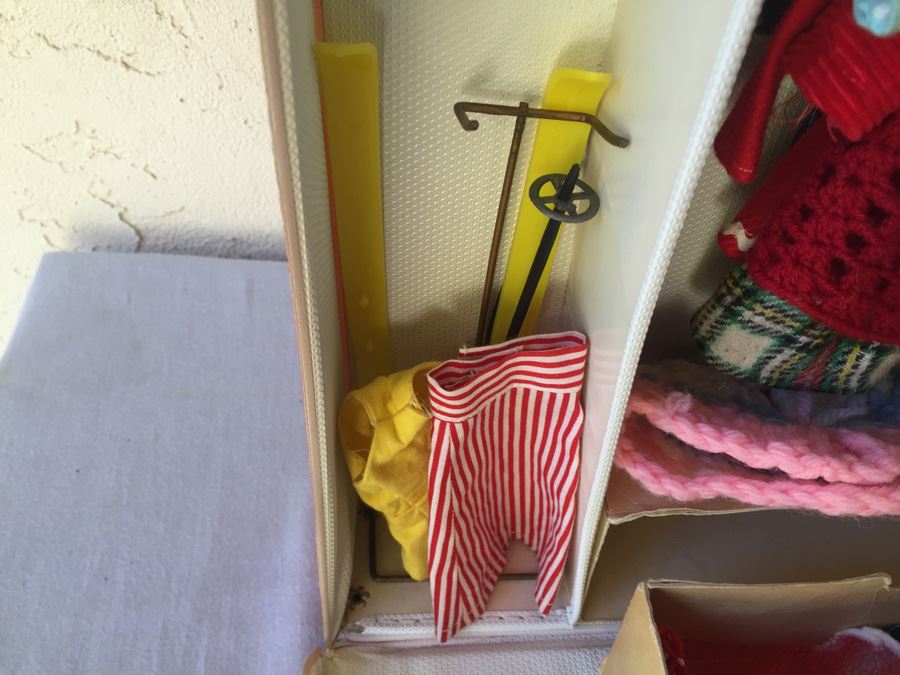 Red Barbie Doll Case 1958 With Barbie Clothes And Accessories Mattel [Photo 11]