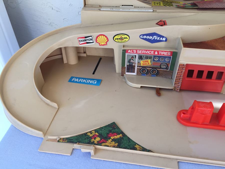 Hot Wheels Service Center Legs Are Missing And Some Of The Stickers Have Come Off Mattel 1979 [Photo 6]