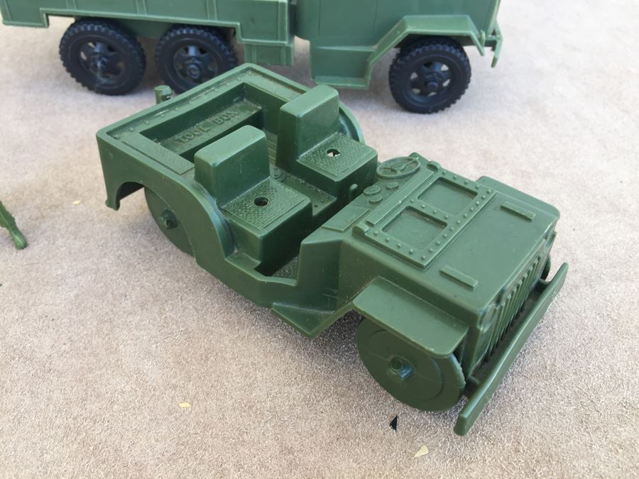 Details about   Vintage Early 1960s Made in China Plastic Green Army Men Jeep Truck 