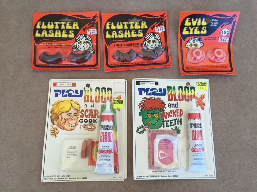 Novelty Lot Play Blood Fake Teeth Scar Gook Evil Eyes Flutter Lashes New On Card  [Photo 1]