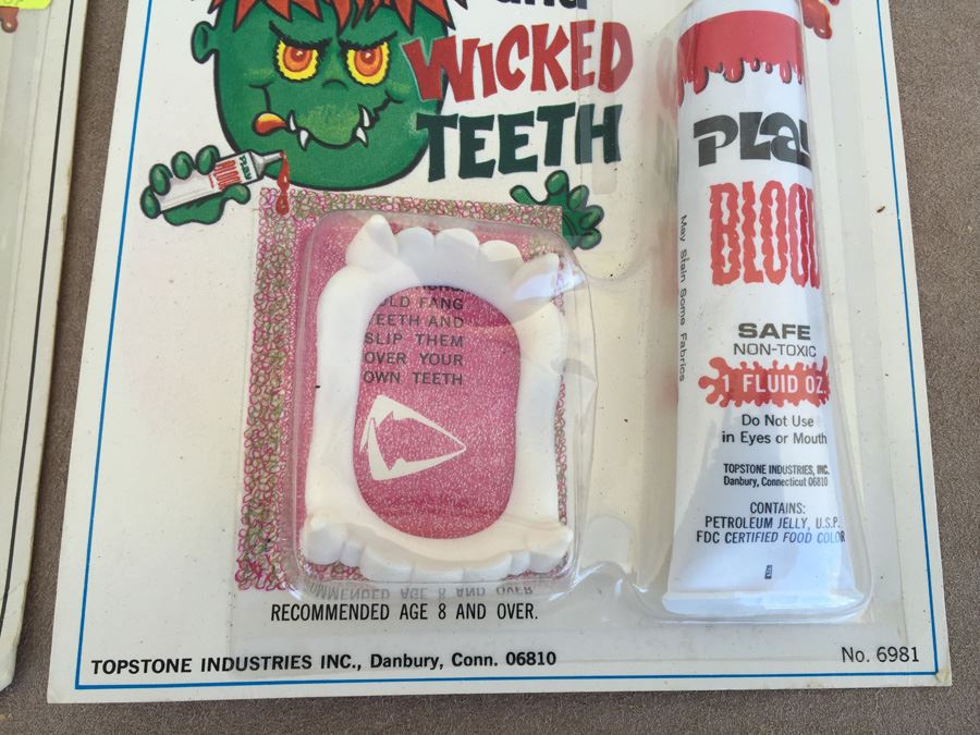 Novelty Lot Play Blood Fake Teeth Scar Gook Evil Eyes Flutter Lashes New On Card  [Photo 4]