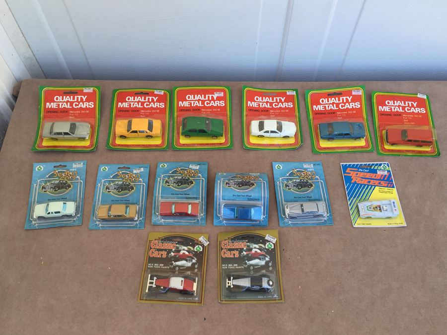Large Lot Of Off Brand Die Cast Metal Cards New On Card