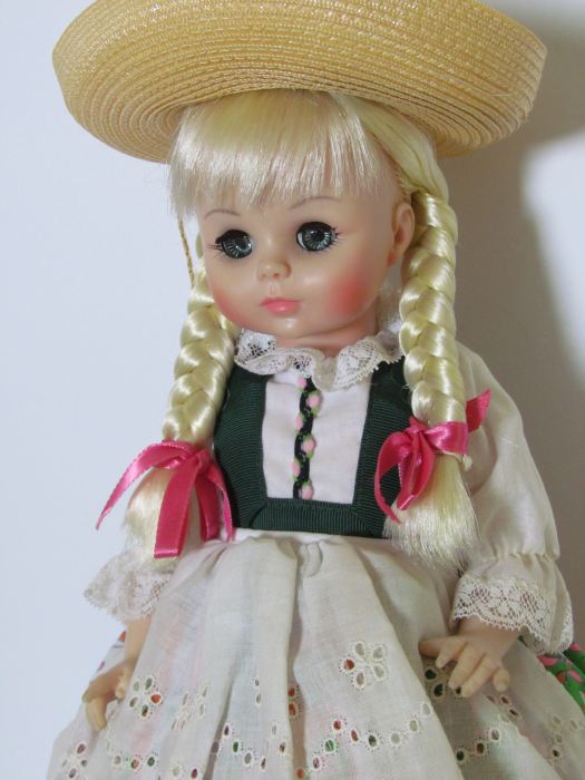 Madame Alexander Large Lot of 24 Dolls [Photo 22]