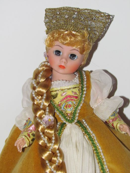 Madame Alexander MADC Signed 8' Briar Rose w/ Princess Aurora Costume & 10' Rapunzel [Photo 9]