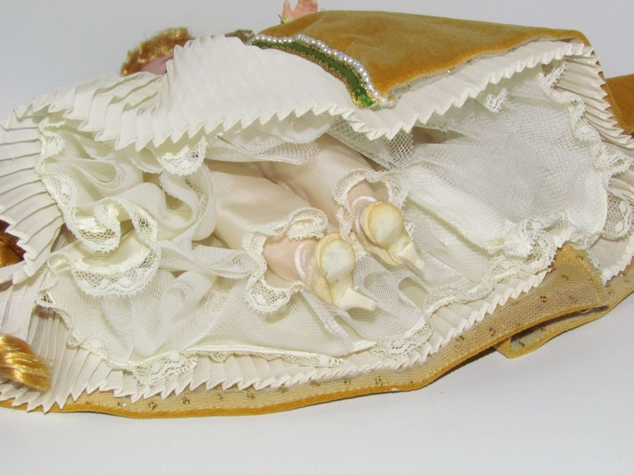 Madame Alexander MADC Signed 8' Briar Rose w/ Princess Aurora Costume & 10' Rapunzel [Photo 11]