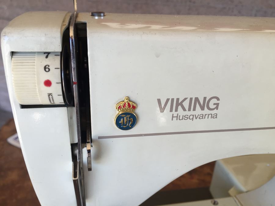Husqvarna VIKING Sewing Machine Sweden Model 64 30 6000 Series With