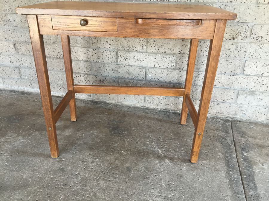 Nice Compact Vintage Desk Child's School Desk [Photo 1]