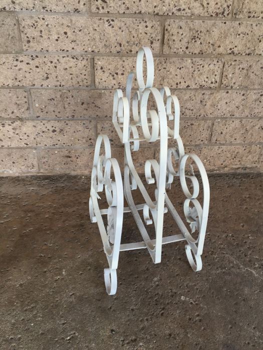 White Metal Magazine Rack [Photo 4]