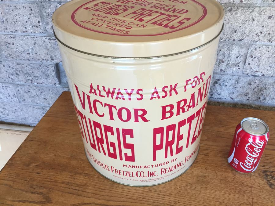 Victor Brand Sturgis Pretzel Tin Can Reading Pennsylvania Excellent Condition [Photo 6]