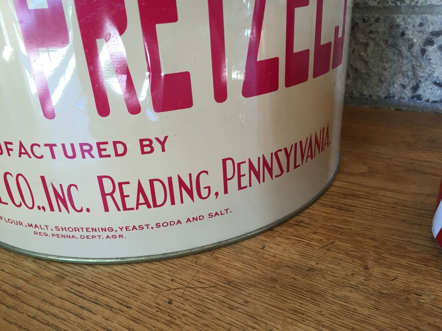 Victor Brand Sturgis Pretzel Tin Can Reading Pennsylvania Excellent Condition [Photo 4]