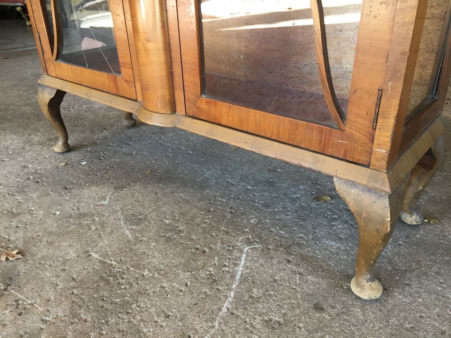 Vintage Curio Cabinet Or Bar With Mirror And Glass On Sides [Photo 9]