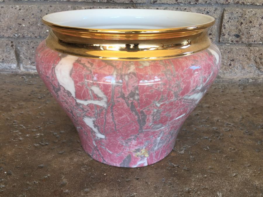 Pink Marbleized Pot With Gold Trim [Photo 4]