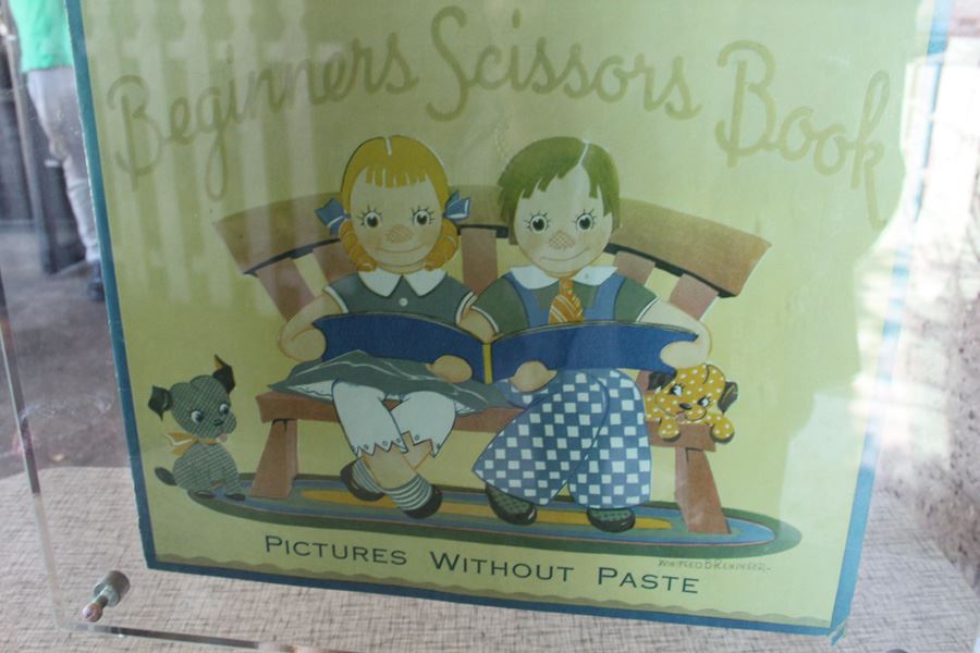 Vintage Beginners Scissors Book Winifred B Reninger With Nice Clear Display On Stand [Photo 7]