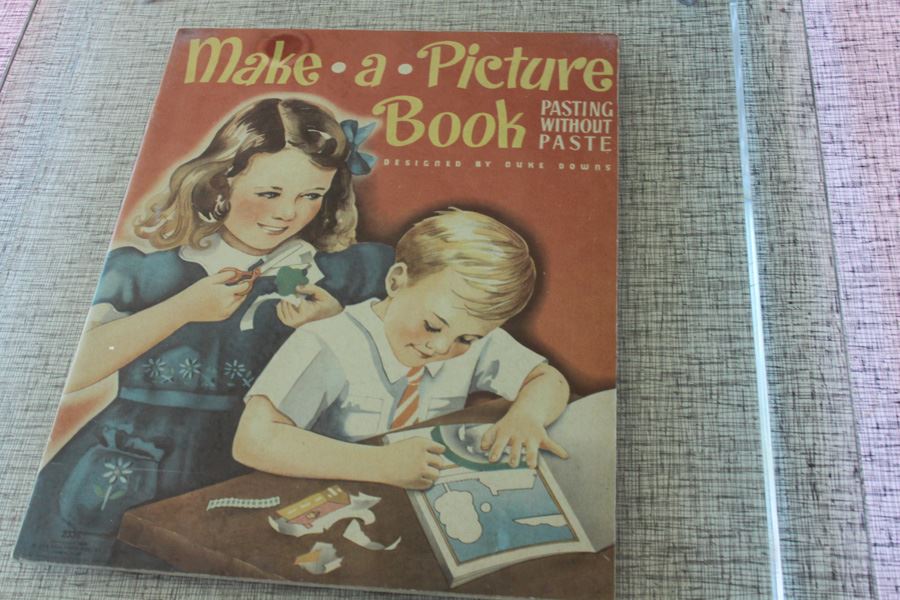 Vintage 1941 Make A Picture Book Pasting Without Paste Designed By Duke Downs With Nice Clear Display On Stand [Photo 10]