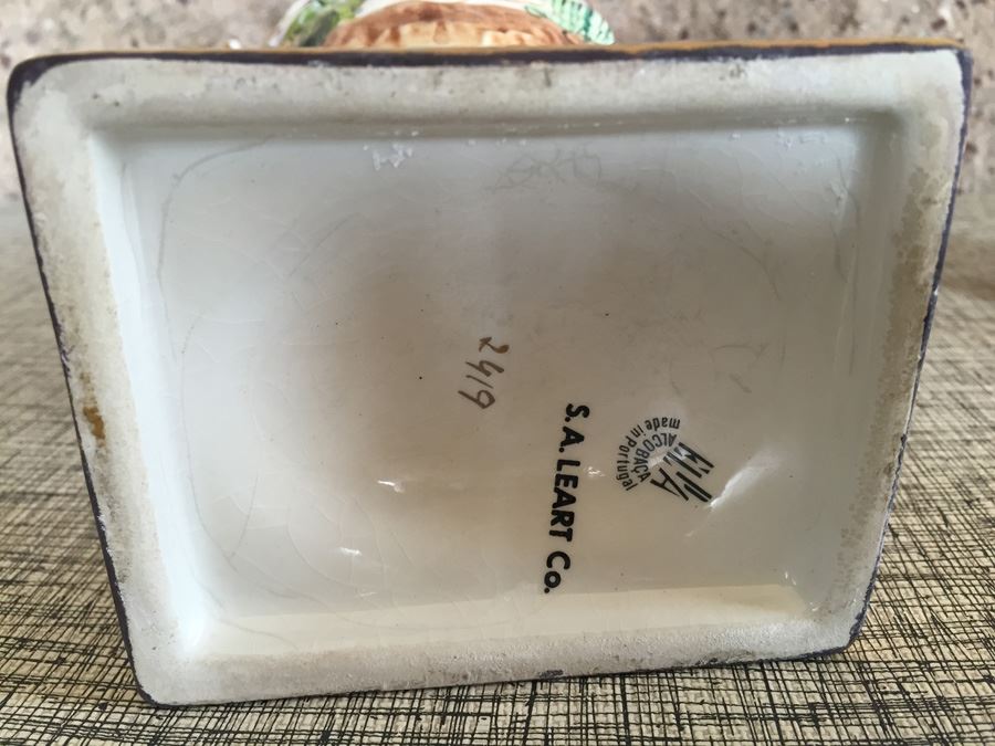 Vintage ELPA Alcobaca Ceramic Double Handle Detailed Hand Painted Cherubs Vase    [Photo 3]