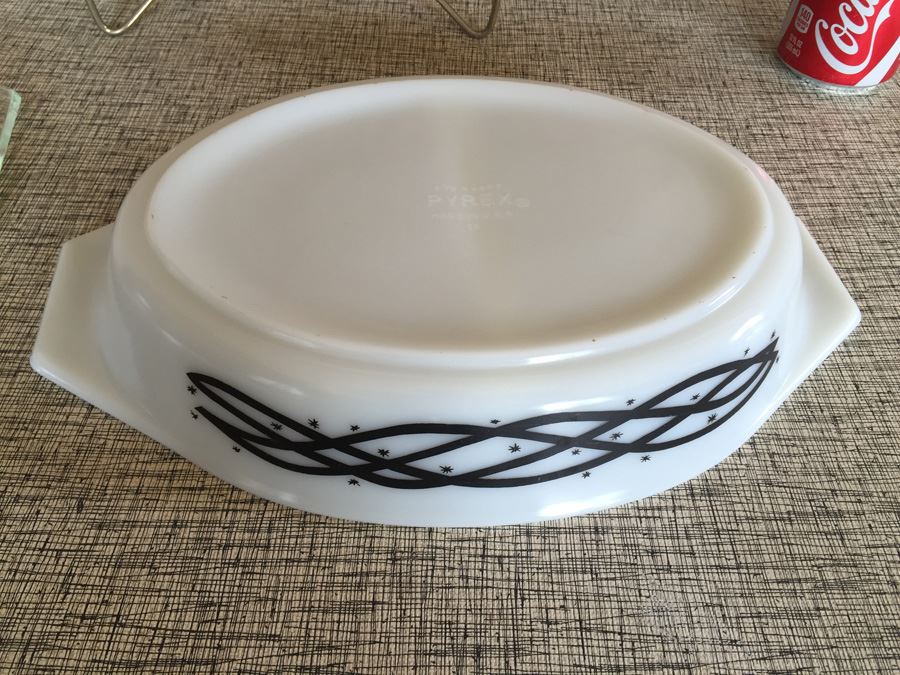 Vintage Pyrex Casserole Dish With Metal Carrier [Photo 9]