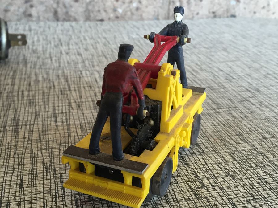 LIONEL Trains Transformer And Vintage Lionel Train Hand Car With Two Men No. 65 Original Period Train [Photo 6]