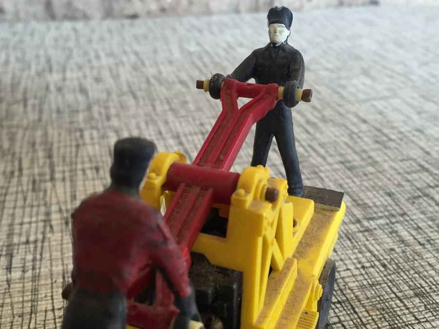 LIONEL Trains Transformer And Vintage Lionel Train Hand Car With Two Men No. 65 Original Period Train [Photo 5]